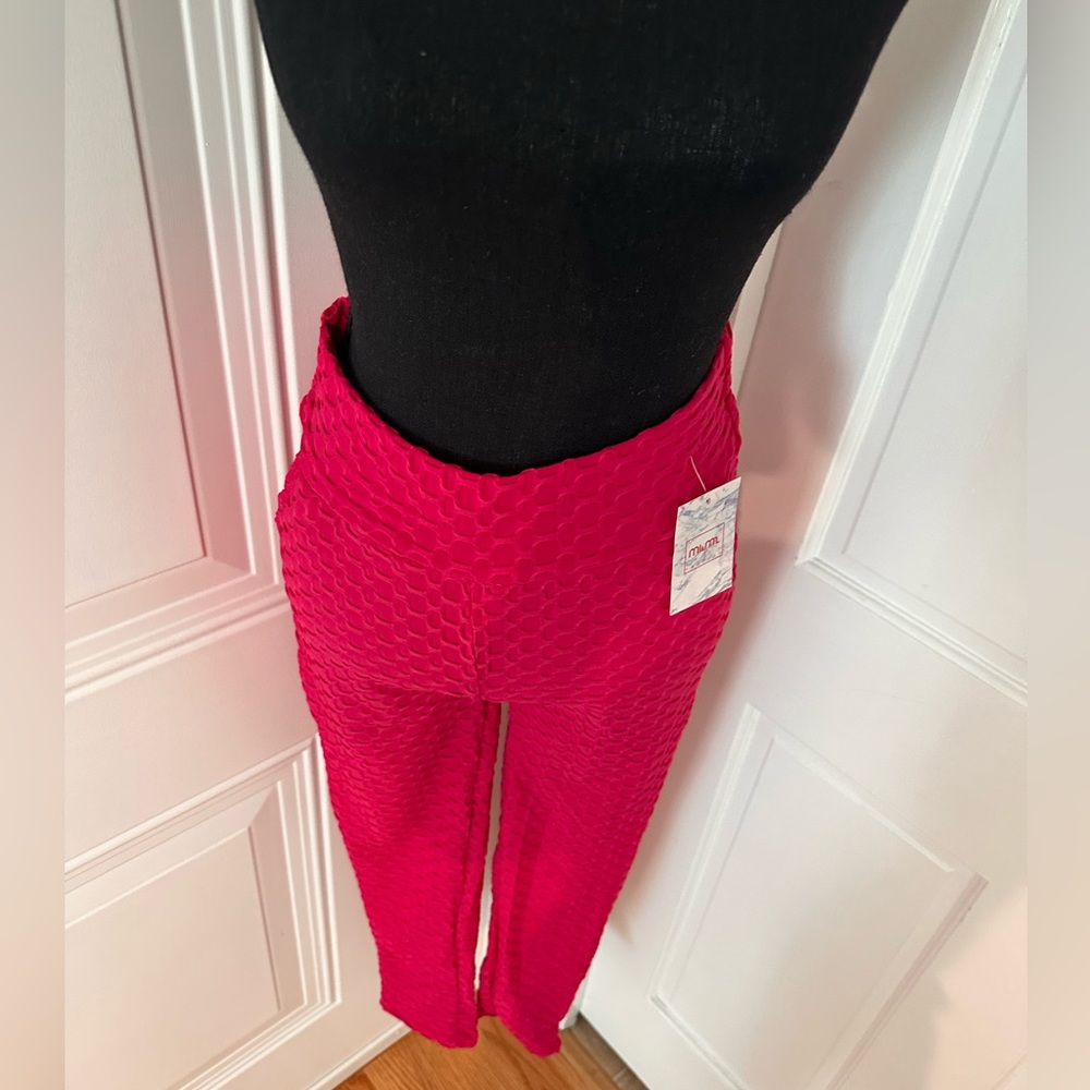 Barbie 💕hot pink scrunched-butt women’s leggings.